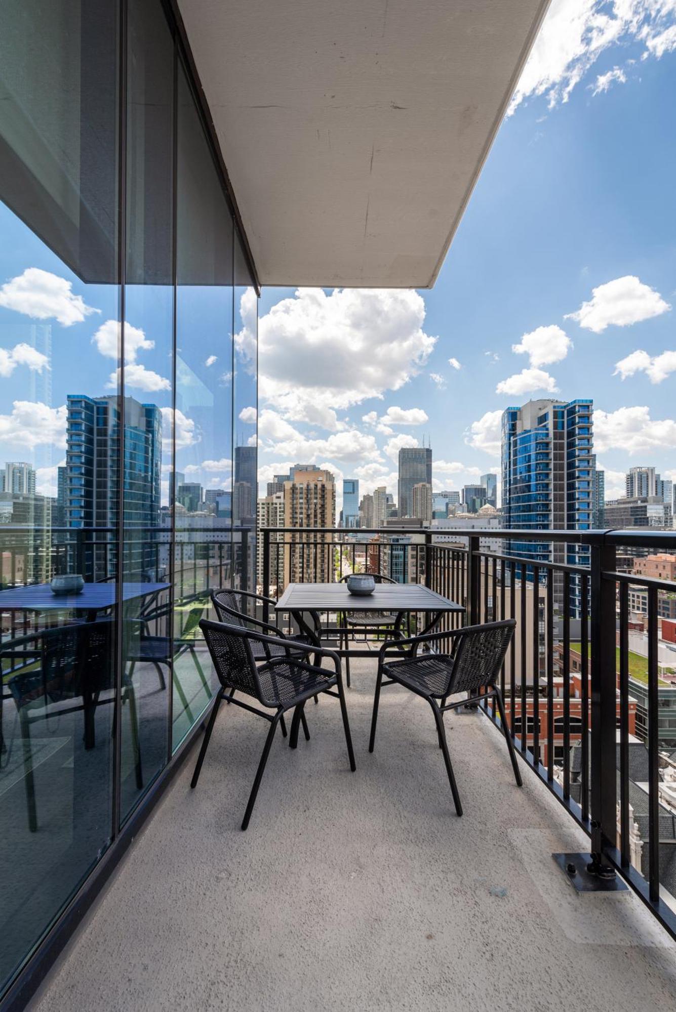 Aurelien Spacious Apartments In The Heart Of Gold Coast Чикаго Екстер'єр фото